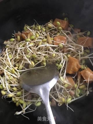 油豆腐炖豆芽的做法步骤：4