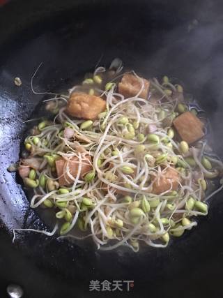 油豆腐炖豆芽的做法步骤：5