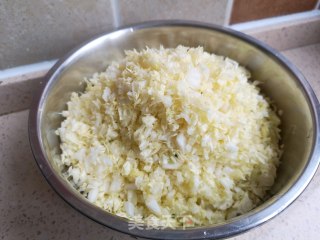 白菜猪肉水饺的做法步骤：2