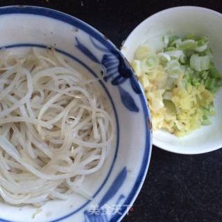 白菜香菇炒粉条的做法步骤：3