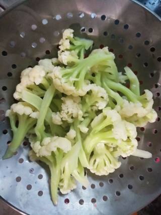 家常菜～菜花炒鸡杂的做法步骤：2