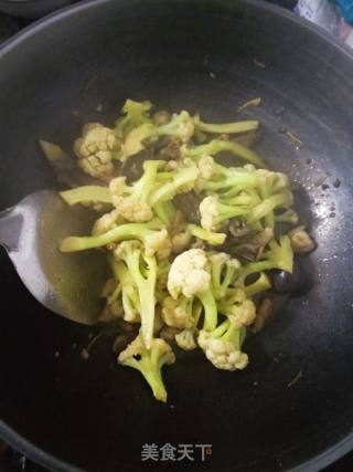家常菜～菜花炒鸡杂的做法步骤：7