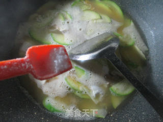 里脊肉咸鸭蛋西葫芦羹的做法步骤：8