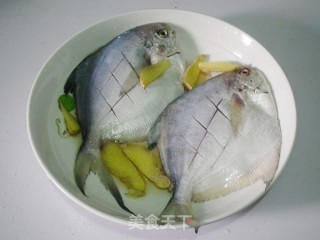 煎烤平鱼的做法步骤：2