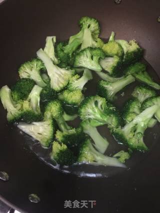 西兰花云耳炒肉的做法步骤：4