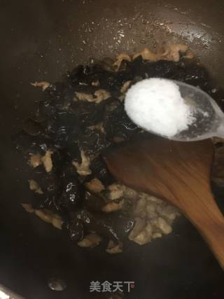 西兰花云耳炒肉的做法步骤：7