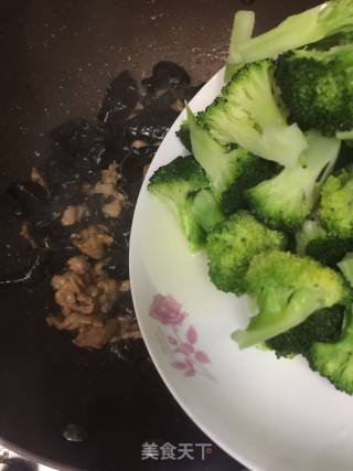 西兰花云耳炒肉的做法步骤：8