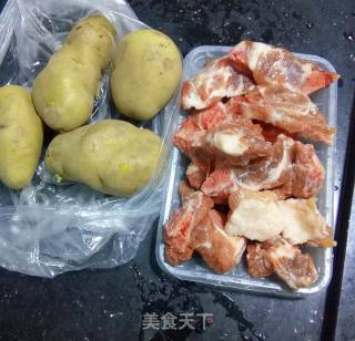土豆蒸排骨的做法步骤：1