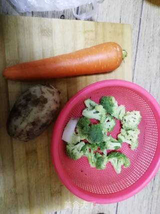 西蓝花炒胡萝卜藕的做法步骤：1