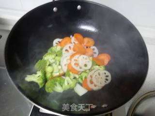 西蓝花炒胡萝卜藕的做法步骤：4