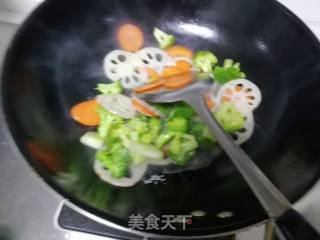 西蓝花炒胡萝卜藕的做法步骤：5