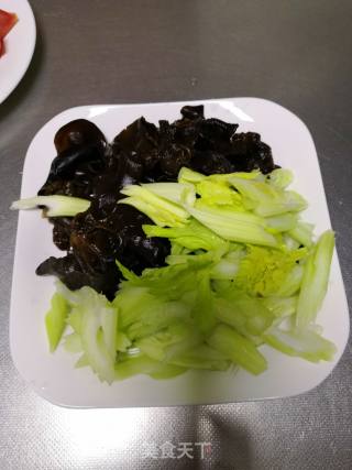 凉拌木耳芹菜的做法步骤：1