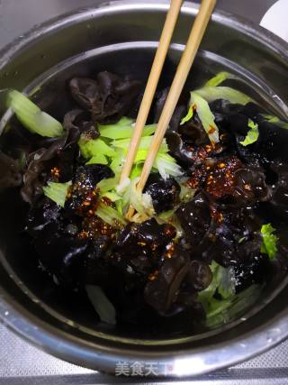 凉拌木耳芹菜的做法步骤：4