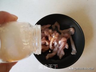 洋葱炒肉丝的做法步骤：2