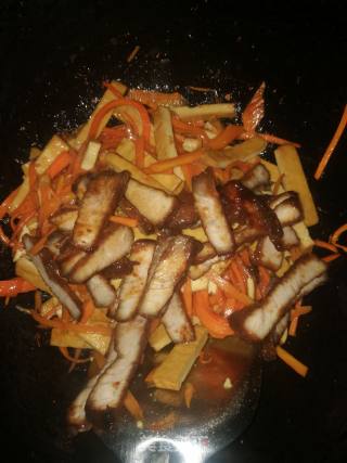 叉烧肉炒豆干的做法步骤：6