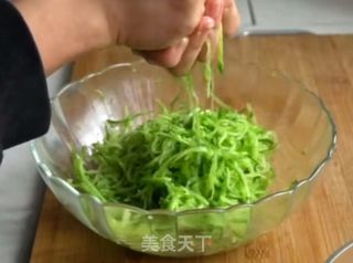 萝卜丸子这样做，不炒不炸不炖，鲜嫩可口、营养均衡，适合各个年龄段的冬季养生餐！的做法步骤：3