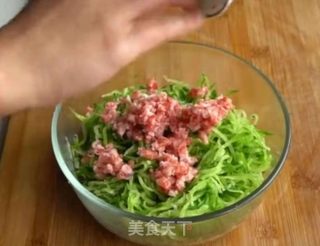 萝卜丸子这样做，不炒不炸不炖，鲜嫩可口、营养均衡，适合各个年龄段的冬季养生餐！的做法步骤：4