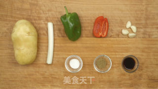 青椒土豆丝的做法步骤：1