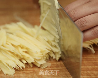 青椒土豆丝的做法步骤：2