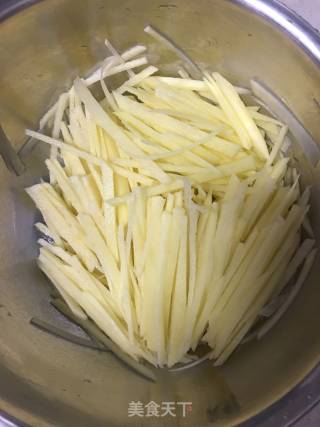 五花肉炒土豆丝的做法步骤：1