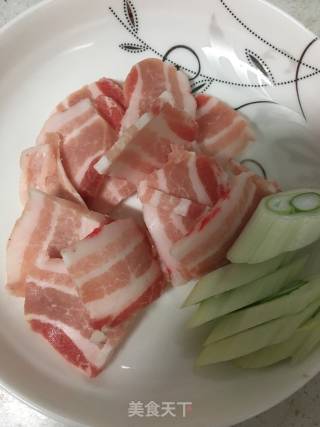 五花肉炒土豆丝的做法步骤：2