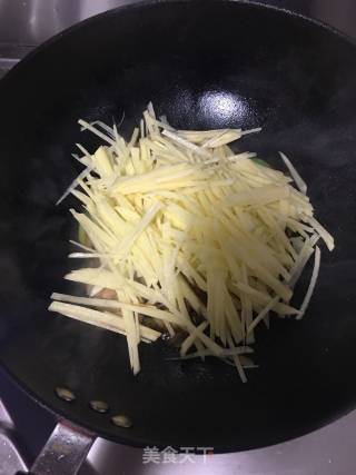 五花肉炒土豆丝的做法步骤：6