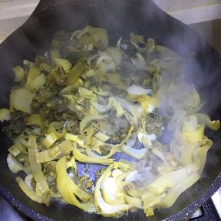 酸菜炒牛肉的做法步骤：3