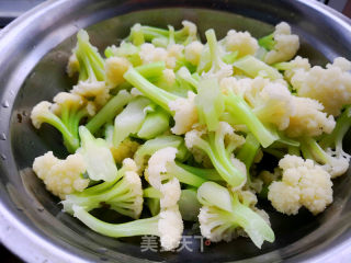 牛肉炒花菜的做法步骤：3