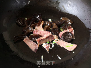 牛肉炒花菜的做法步骤：8