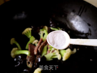牛肉炒花菜的做法步骤：10