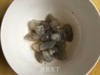 虾仁炒鸡蛋的做法步骤：2