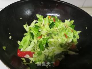 油堆炒圆白菜的做法步骤：3