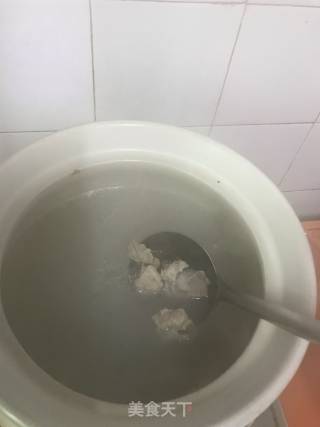 排骨肉丸白菜粥的做法步骤：1