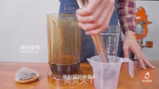 黑枸杞奶盖茶的做法的做法步骤：2