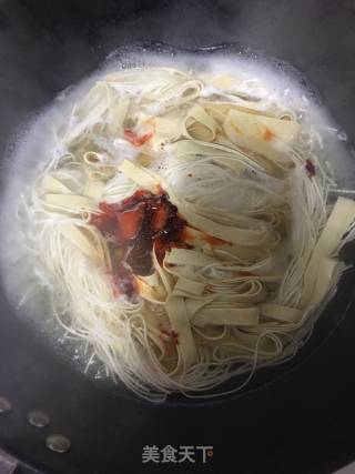 豆皮青菜热汤面的做法步骤：2