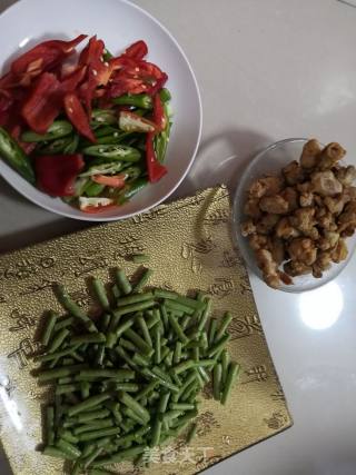 油堆炒豇豆的做法步骤：2