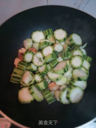 蒜头炒丝瓜的做法步骤：3