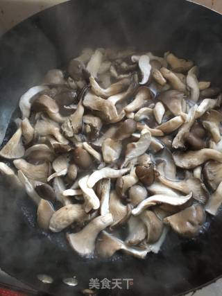蘑菇炒肉的做法步骤：1