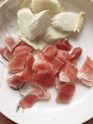 蘑菇炒肉的做法步骤：2