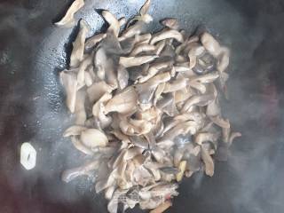 蘑菇炒肉的做法步骤：6