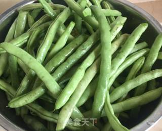 冬日乱炖之龙芽豆黑木耳炖扇骨的做法步骤：1