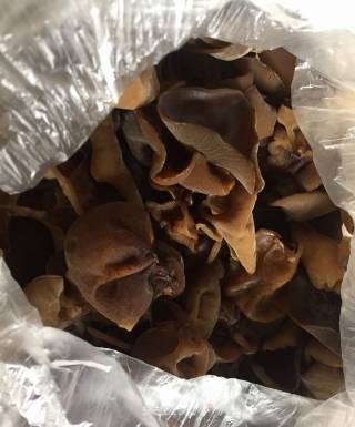 冬日乱炖之龙芽豆黑木耳炖扇骨的做法步骤：2