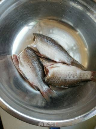 鲫鱼炖豆腐的做法步骤：1