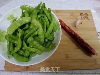 腊肠炒荷兰豆的做法步骤：1