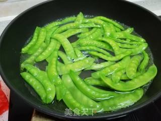 腊肠炒荷兰豆的做法步骤：2