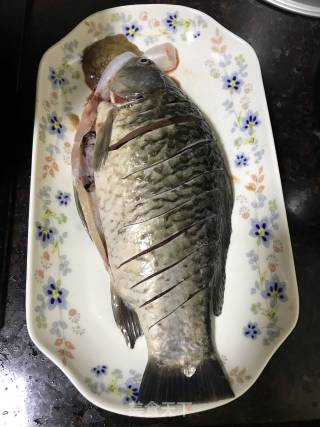 清蒸鲫鱼的做法步骤：1