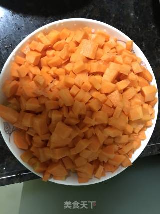 红萝卜玉米炒腰果的做法步骤：1