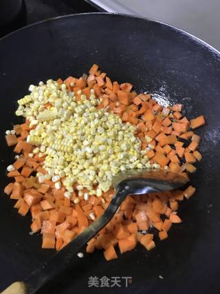 红萝卜玉米炒腰果的做法步骤：3