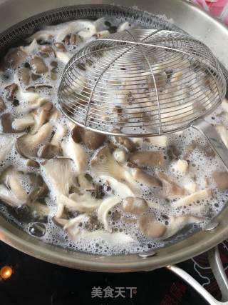 平菇炖海珍的做法步骤：3