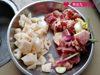 莲藕焖鸭肉的做法步骤：1